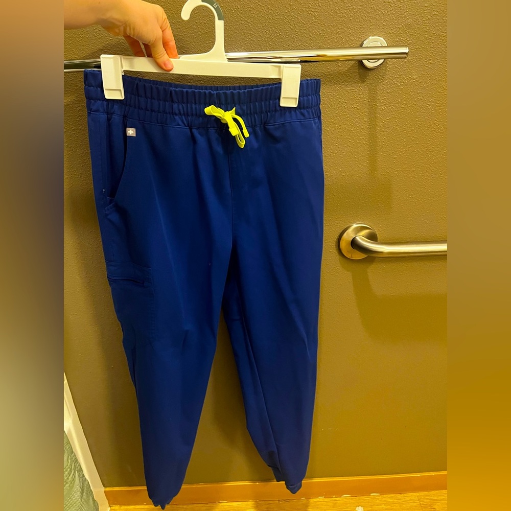Like new! Shocking blue women’s Zamora jogger figs scrub pants, size medium.